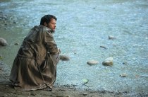 In purgatory, Dean find Castiel beside a river.